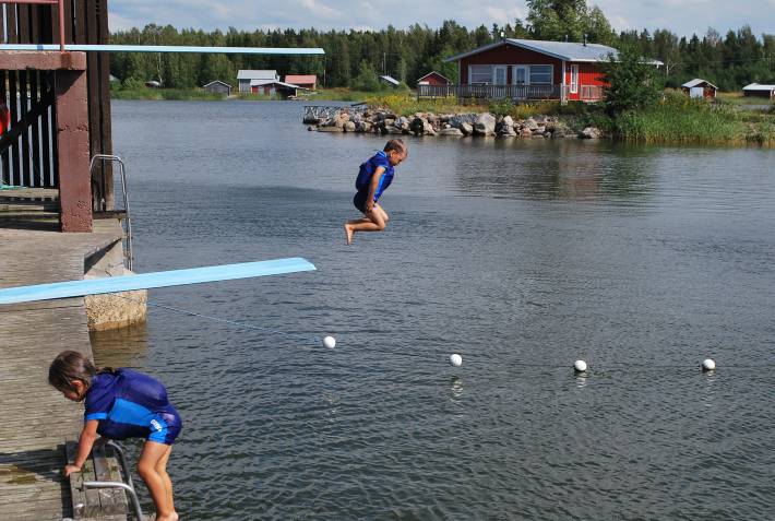 Marius Ramstedt, 4 år, från Molpe övar simhopp från trampolinen. Lillasyster Celine Ramstedt, 2 år, är på väg upp på bryggan. Foto Sofia Mickelsson