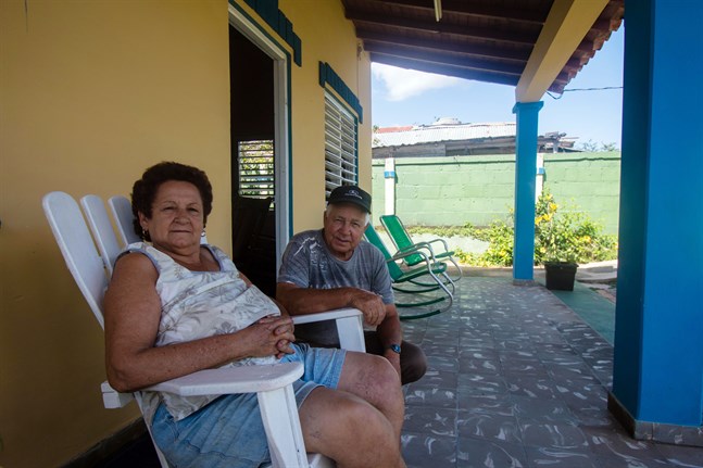 Roque och Caricia hyr ut två rum i sitt hus i staden Viñales dit turister vallfärdar för att uppleva tobaksodlingarna och de ovanliga klippformationerna.