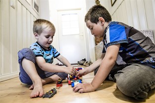 Liam Ahlsokog och Mohammed Alamour bygger lego tillsammans. Snacket går på svenska.