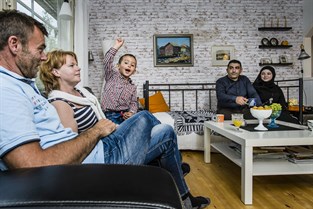 Nisse och Lena Ahlskog med Ahmed. Yuosef och Noor Alamour,