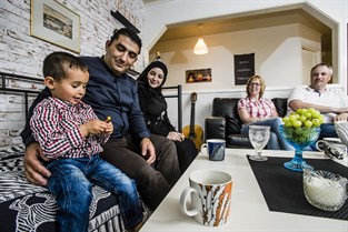 Yuosef och Noor Alamour med sonen Ahmed, Mayvor Lingren, Tommy Lindgren.