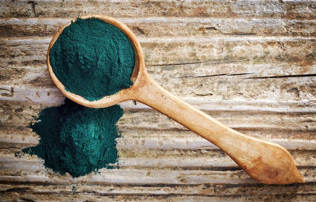 Spirulina har en djupt grön färg och även en liten tesked kan ändra färgen på drycken den blandas i.