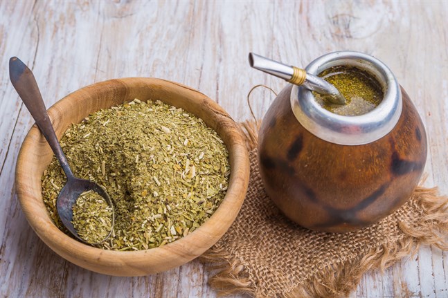 Yerba mate med den traditionella kalabasskoppen. Sugröret filtrerar teet från vattnet när man suger.